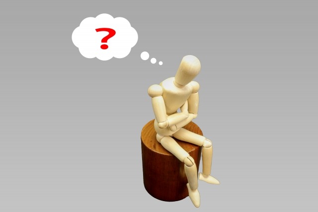 悩んでいる人形