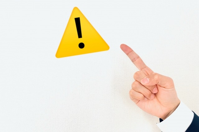 ビックリマークに指を指している写真