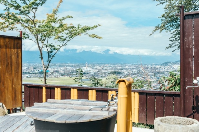 屋外のお風呂から見える景色