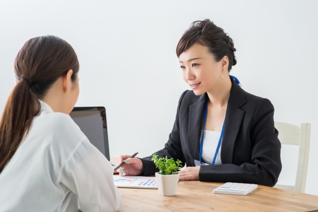 お客様に説明している女性