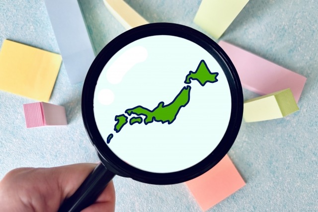 虫眼鏡の中に日本地図が書かれている画像