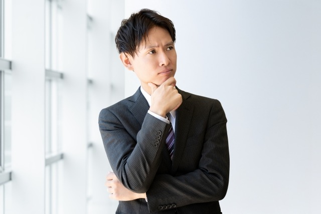 悩んでいる男性