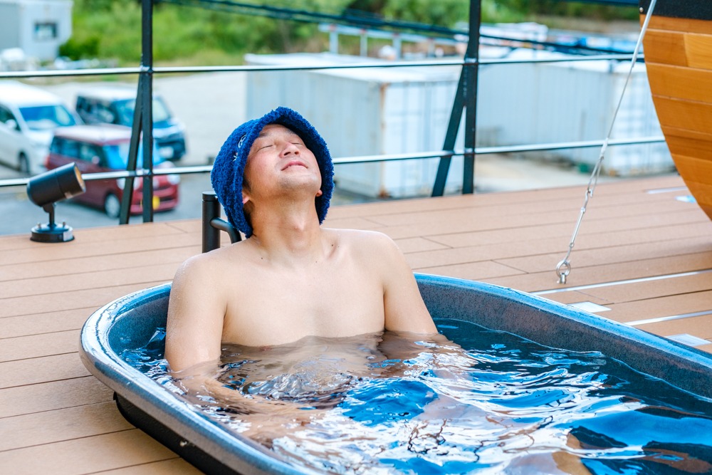 水風呂に入っている男性