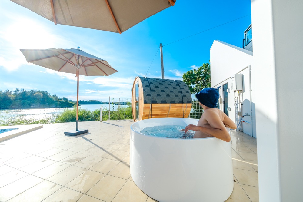 水風呂の入っている男性